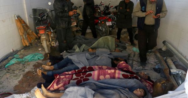 Foto: Varios hombres fotografían los cadáveres del ataque químico en Jan Sheijún, el 4 de abril de 2017. (Reuters)