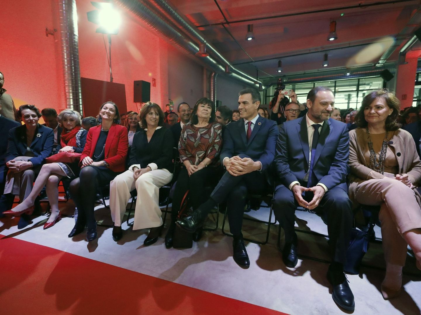 Pedro Sánchez, con sus ministros, en La Próxima Estación, este 19 de febrero. (EFE)