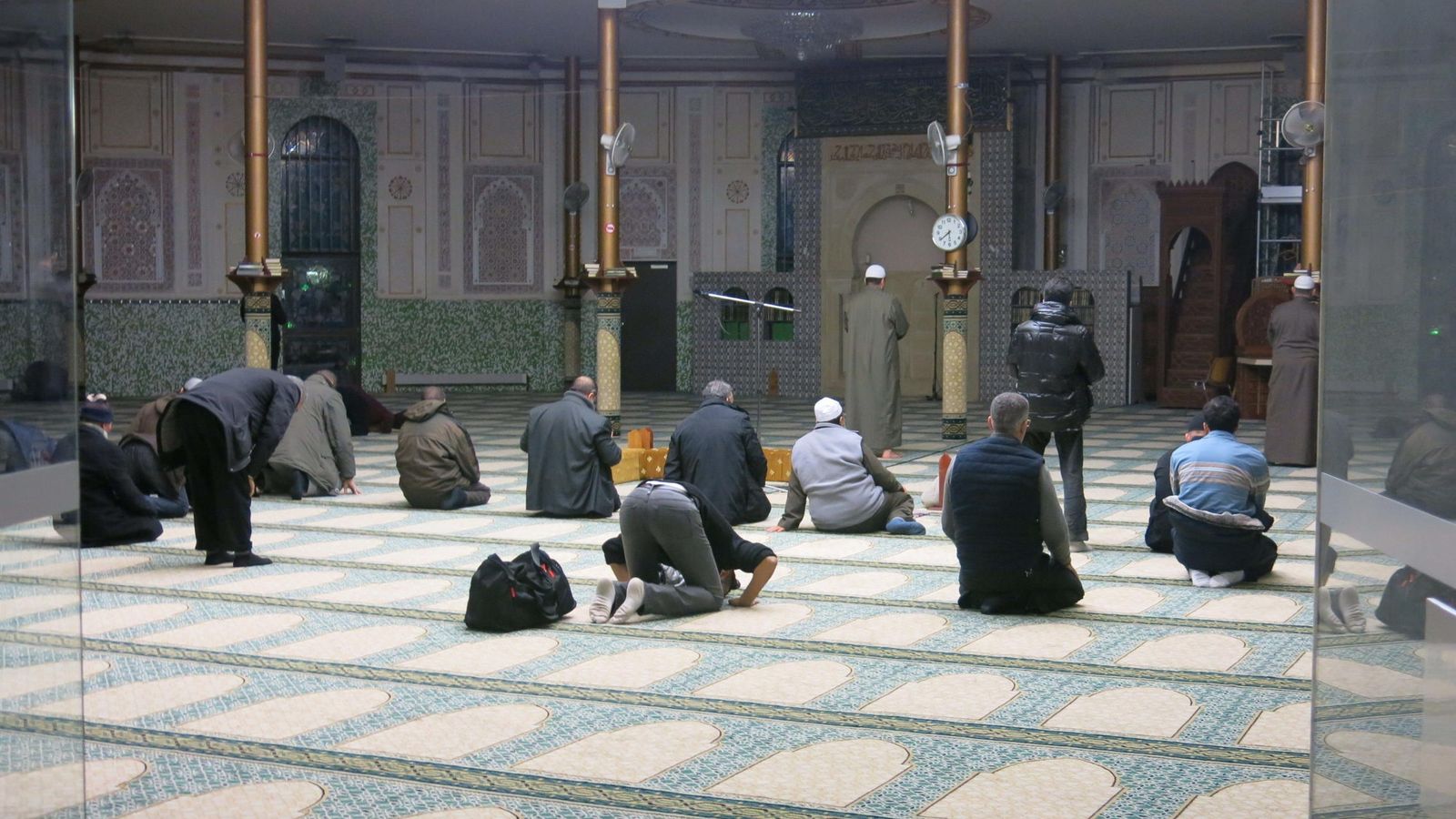 Foto: Un grupo de fieles reza en la Gran Mezquita de Bruselas. (Efe) 