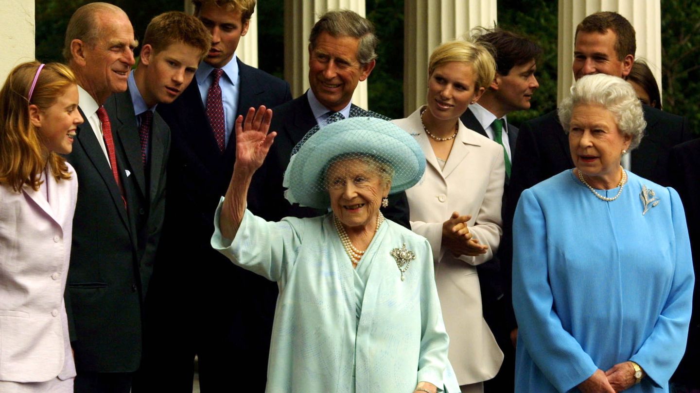 La reina madre, rodeada por la familia real inglesa. (Getty)