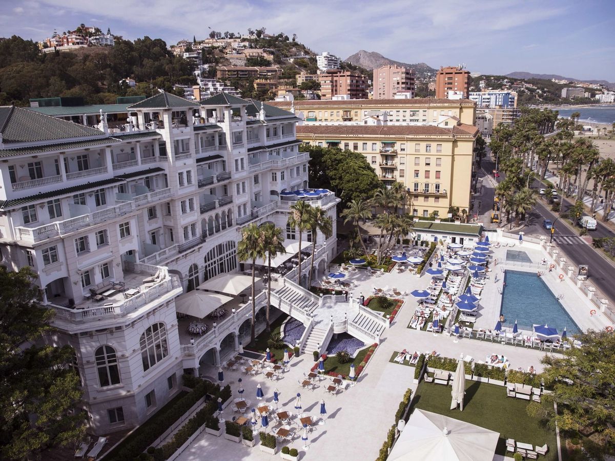 Foto: Terraza y piscina del Gran Hotel Miramar de Málaga. (EFE)