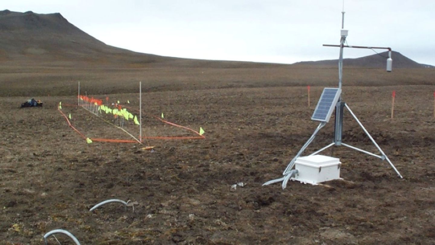Un equipo científico registra datos en un terreno de suelo helado ártico. (Reuters)
