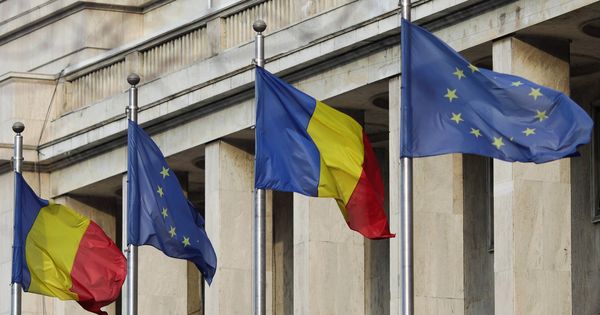 Foto: Banderas rumanas y de la UE frente a la sede del Gobierno rumano en Bucarest, el 2 de enero de 2019. (Reuters)