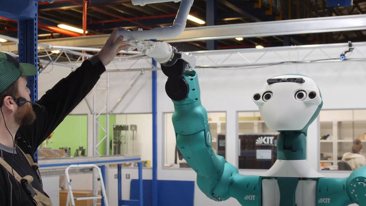 Desarrollan un robot para trabajar que hace tareas sin que se las pidas