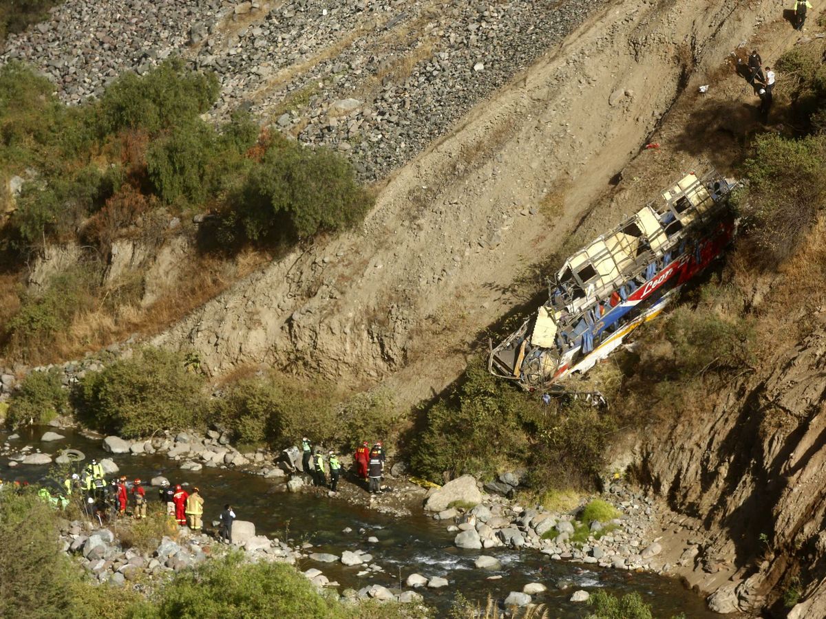 Foto: Vista del bus accidentado cuando se dirigía a Lima (Perú). (EFE)
