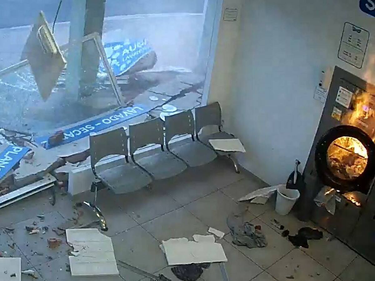 Foto: Un hombre se salva por unos segundos de una gran explosión en una lavandería de A Coruña (Twitter/@SocialDrive_es)