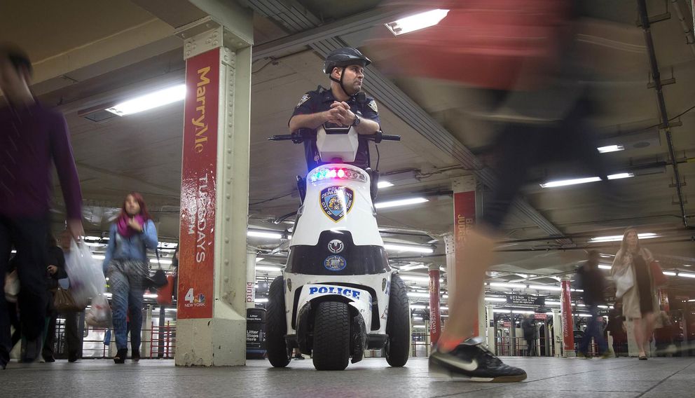 Un agente patrulla en la estación de metro de Times Square, Nueva York (Reuters).
