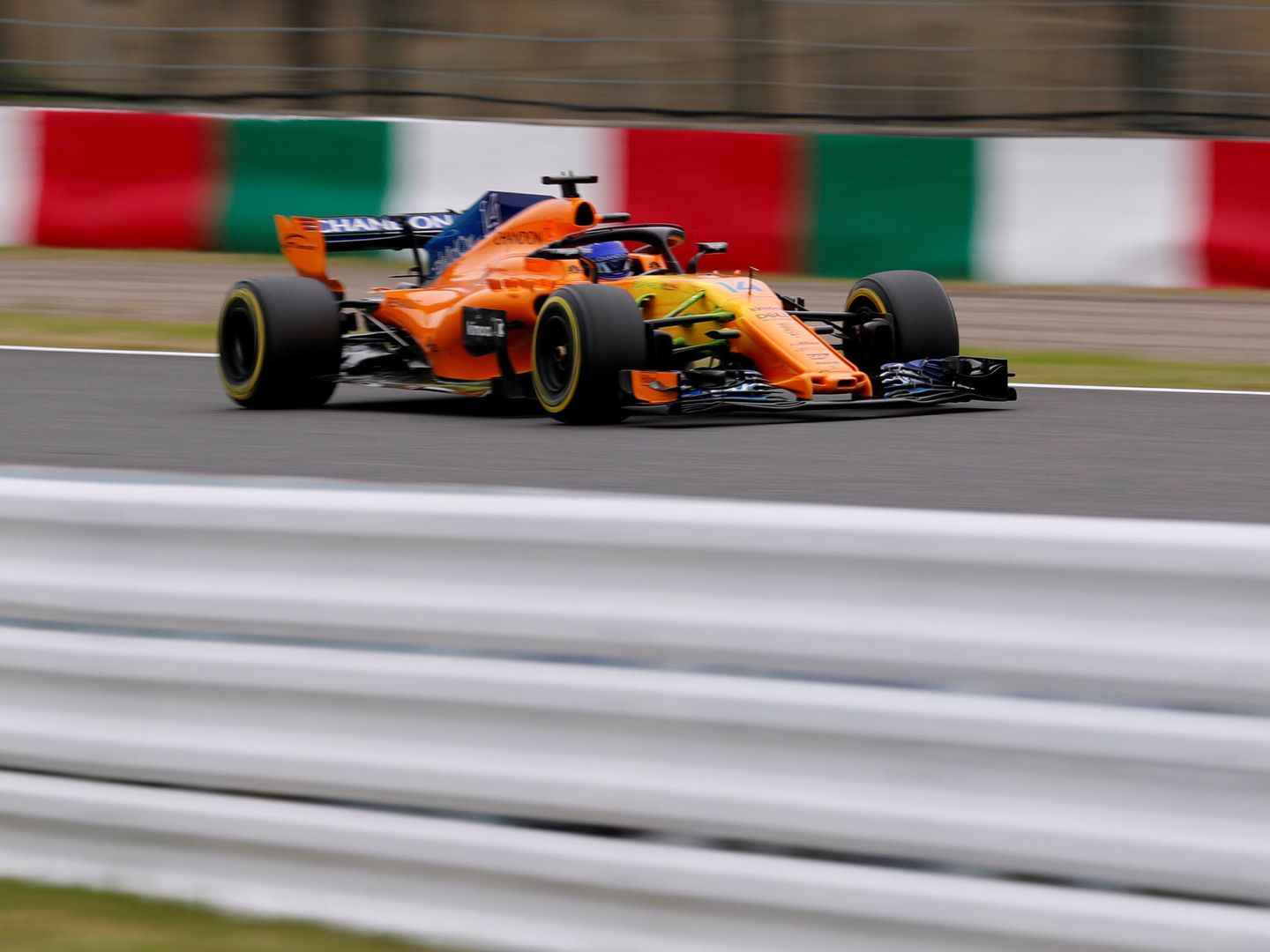Alonso durante los entrenamientos libres del GP de Japón. (Reuters)