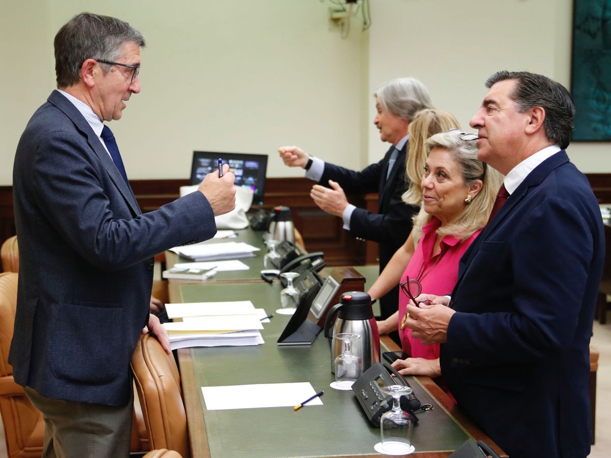 Foto:  El presidente de la Comisión Constitucional, Patxi López (i), durante el pleno extraordinario que ratifica y vota la nueva Ley de Memoria Democrática. (EFE/Javier López)