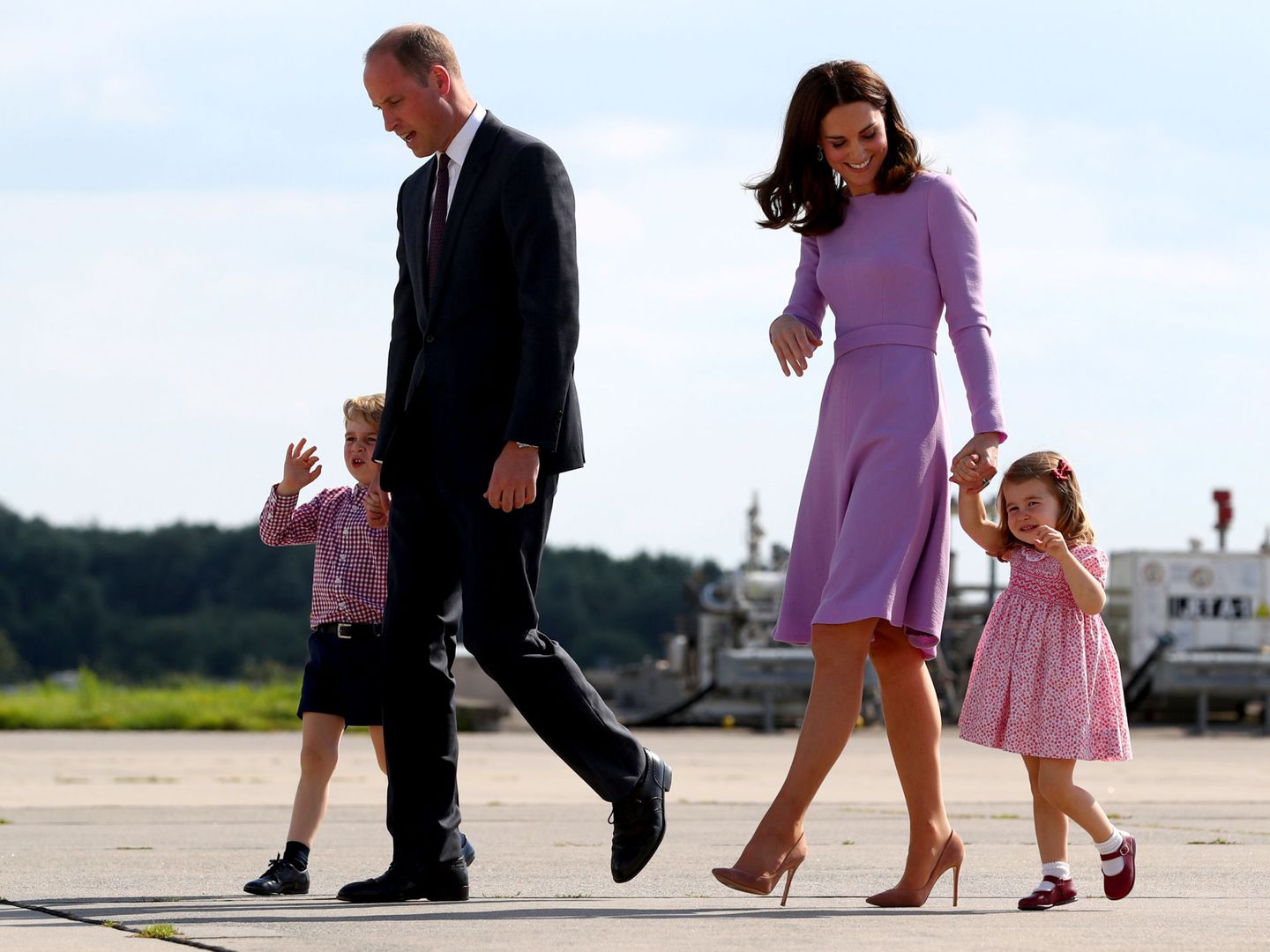Los duques de Cambridge, con George y Charlotte. (Reuters)