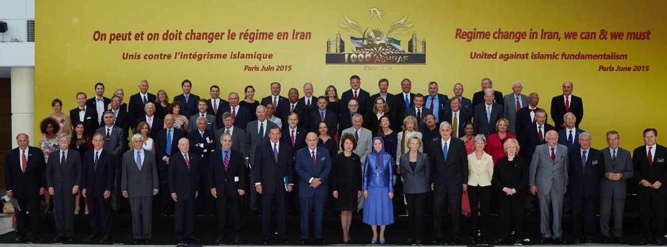 Fernández de la Vega, entre los asistentes al evento en 2015, en la segunda fila a la derecha de Maryam Rajavi. (CNRI)