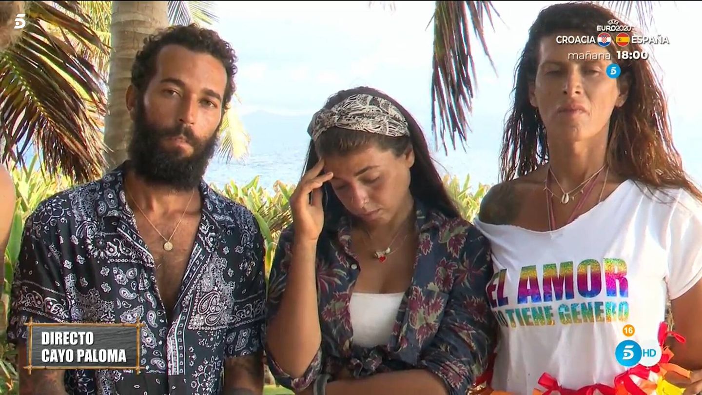 Omar, Lola y Lara Sajén, en 'Supervivientes'. (Mediaset)