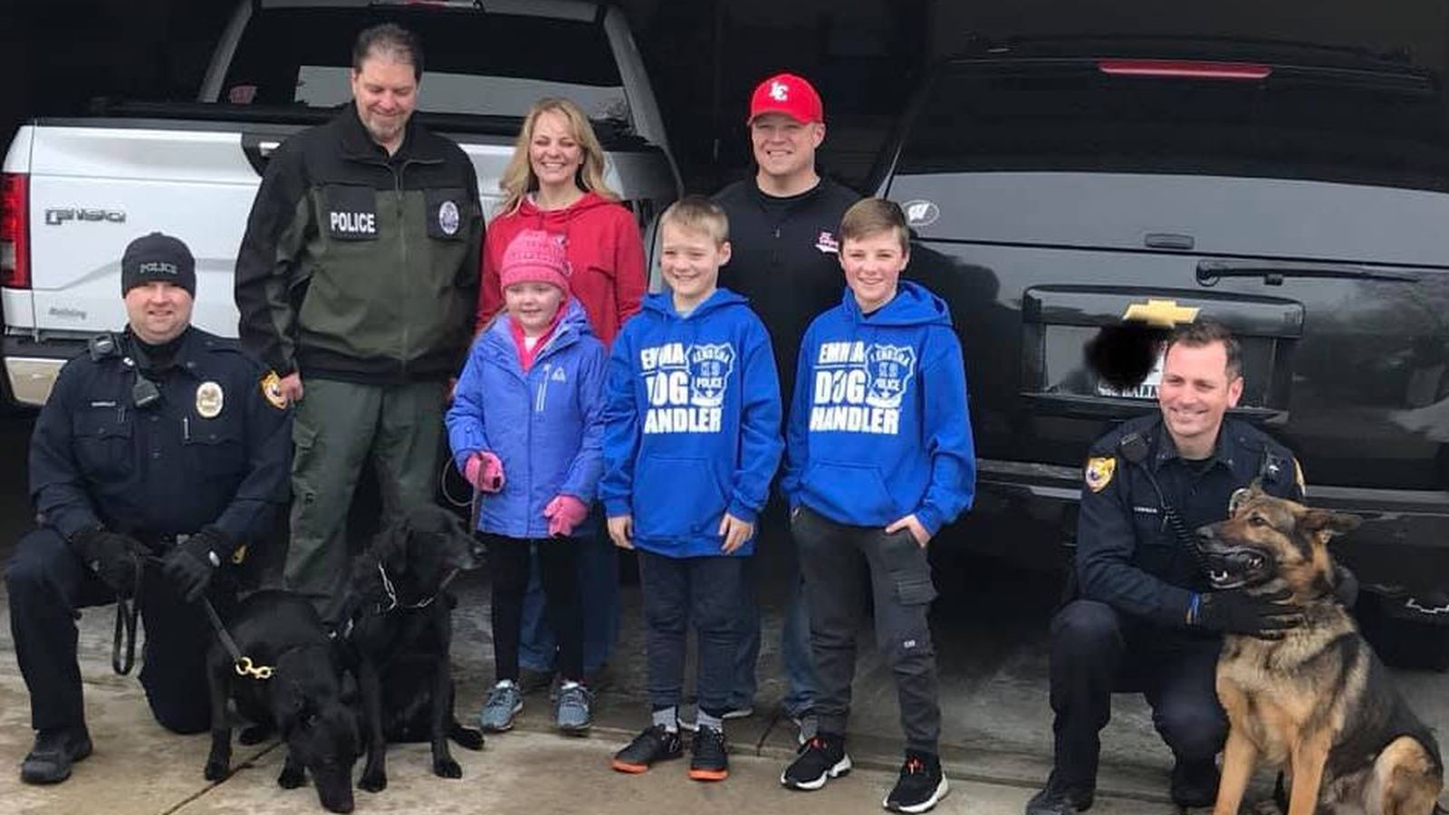 Foto: Emma, junto a su familia y algunos de los perros policía que fueron a visitarla (Foto: Facebook)