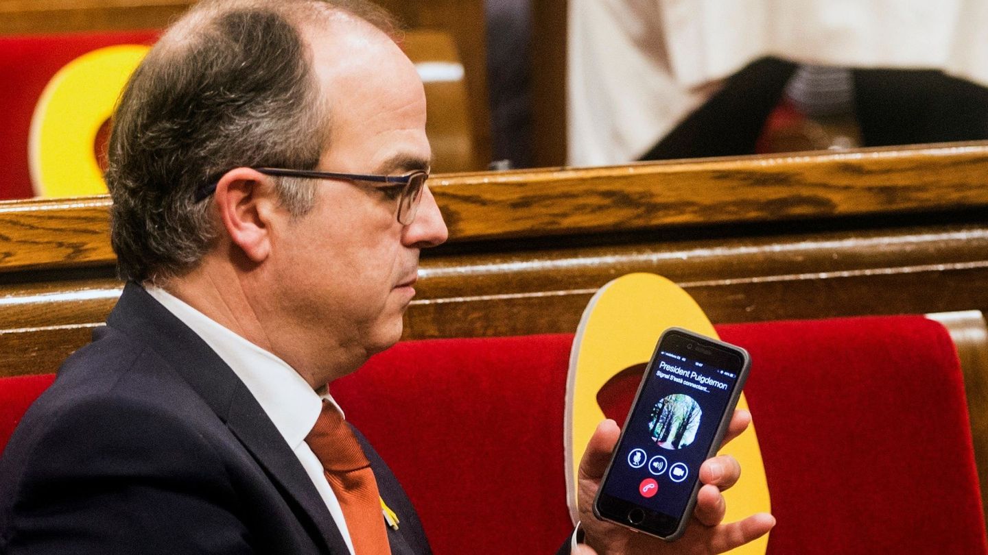 El diputado electo de JxCAT, Jordi Turull, conecta por teléfono con Carles Puigdemont. (EFE)