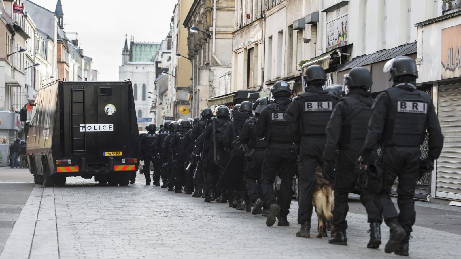 Foto: Miembros de la Brigada de Investigación e Intervención durante el asalto en Saint Denis. (EFE)