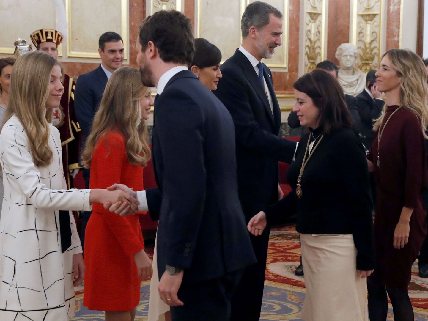 La familia real, saludando a Pablo Casado, Adriana Lastra y Álvarez de Toledo. (EFE)