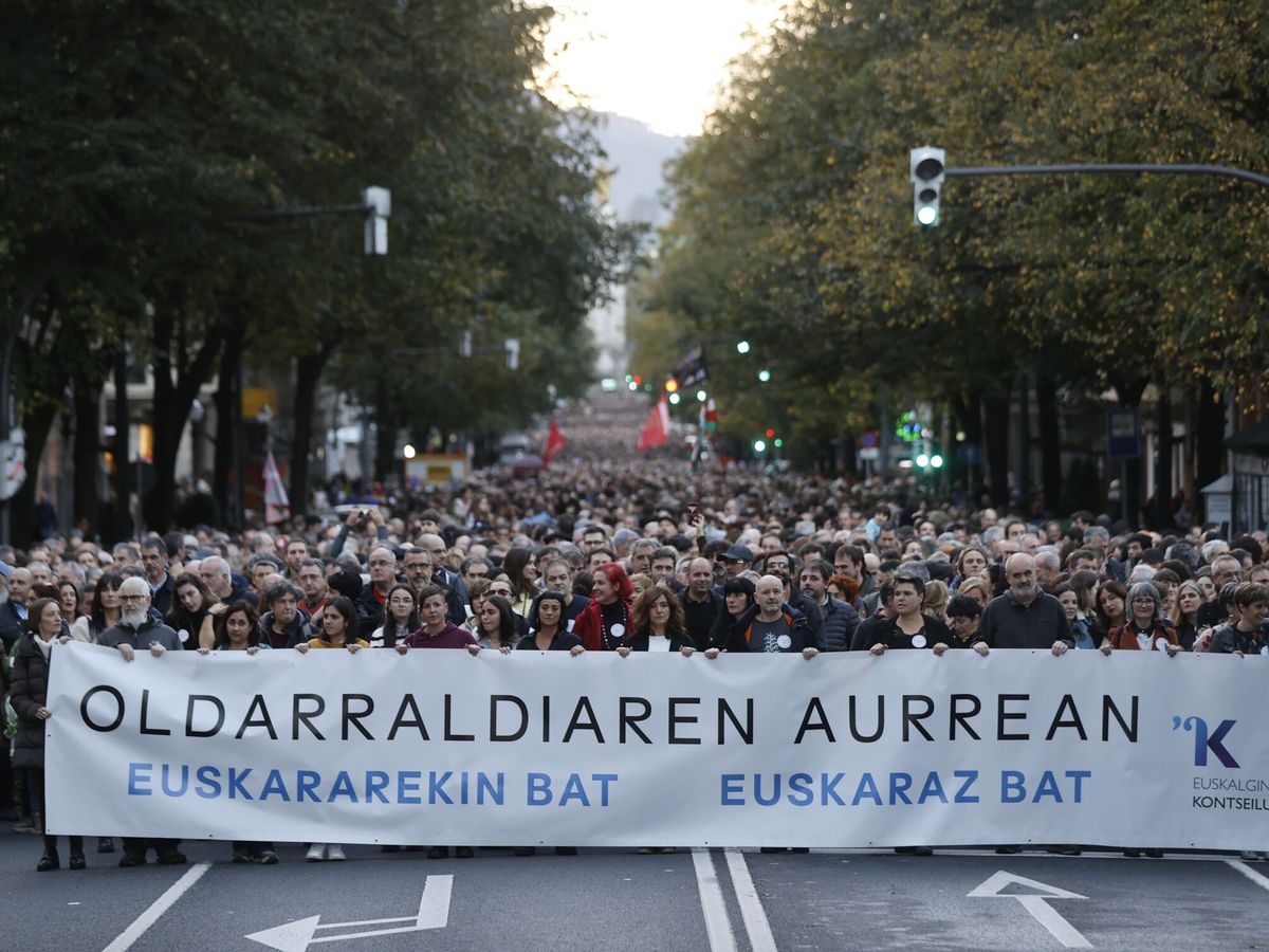 Foto: Manifestación en Bilbao a favor del uso del euskera. (EFE/Luis Tejido)
