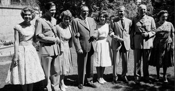 Foto: De izquierda a derecha: Irene, Constantino y Federica de Grecia, don Juan de Borbón, Sofía de Grecia, Juan Carlos de Borbón, el rey Pablo de Grecia y la condesa de Barcelona, en septiembre de 1961. (Getty)