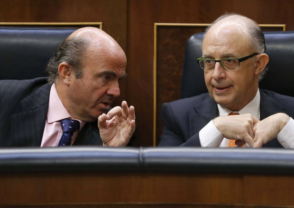 Foto: El ministro de Economía, Luis de Guindos (i), y el de Hacienda, Cristóbal Montoro. (EFE)