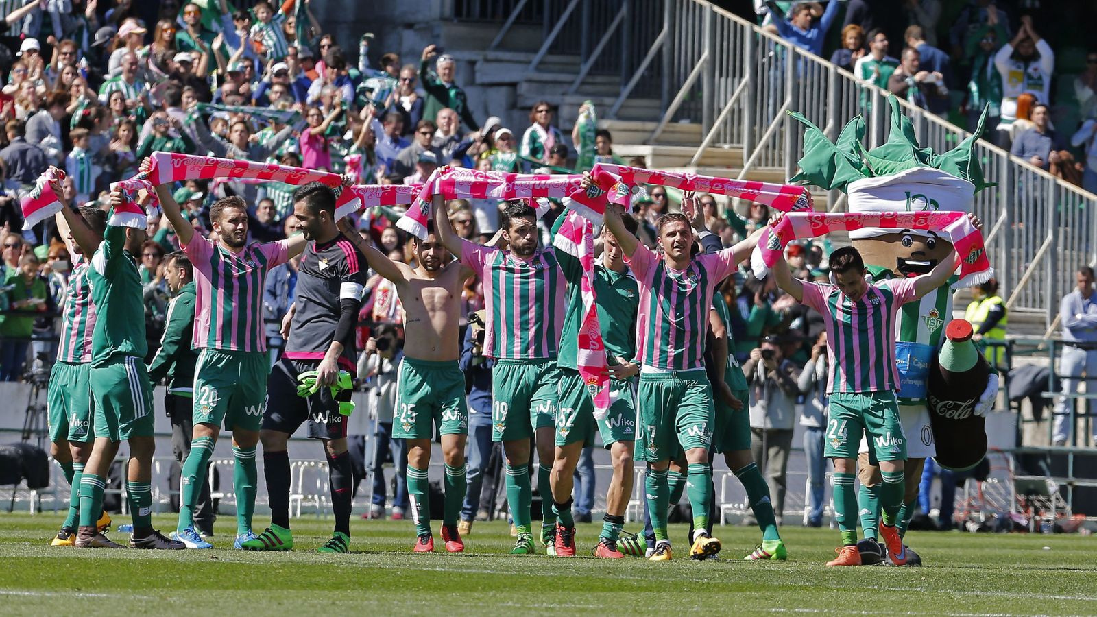 Foto: Los jugadores del Betis celebran la victoria frente al Granada (Efe).