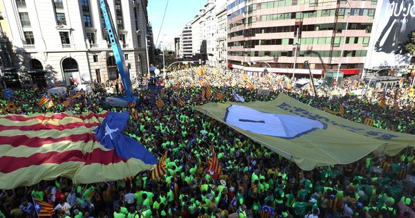 Foto: Pancartas con una estelada y una urna llegan en la confluencia del paseo de Gràcia y calle Aragón de Barcelona durante la manifestación con motivo de la Diada. (EFE)