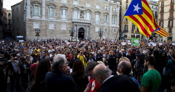 Foto: Centenares de docentes se manifiestan en la plaza de Sant Jaume convocados por el Marco Unitario de la Comunidad Educativa. (EFE)