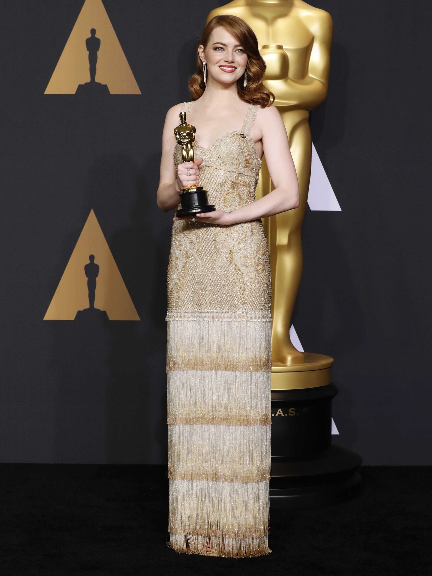 Emma Stone, con un Givenchy de flecos  al recibir el Oscar. (Reuters)