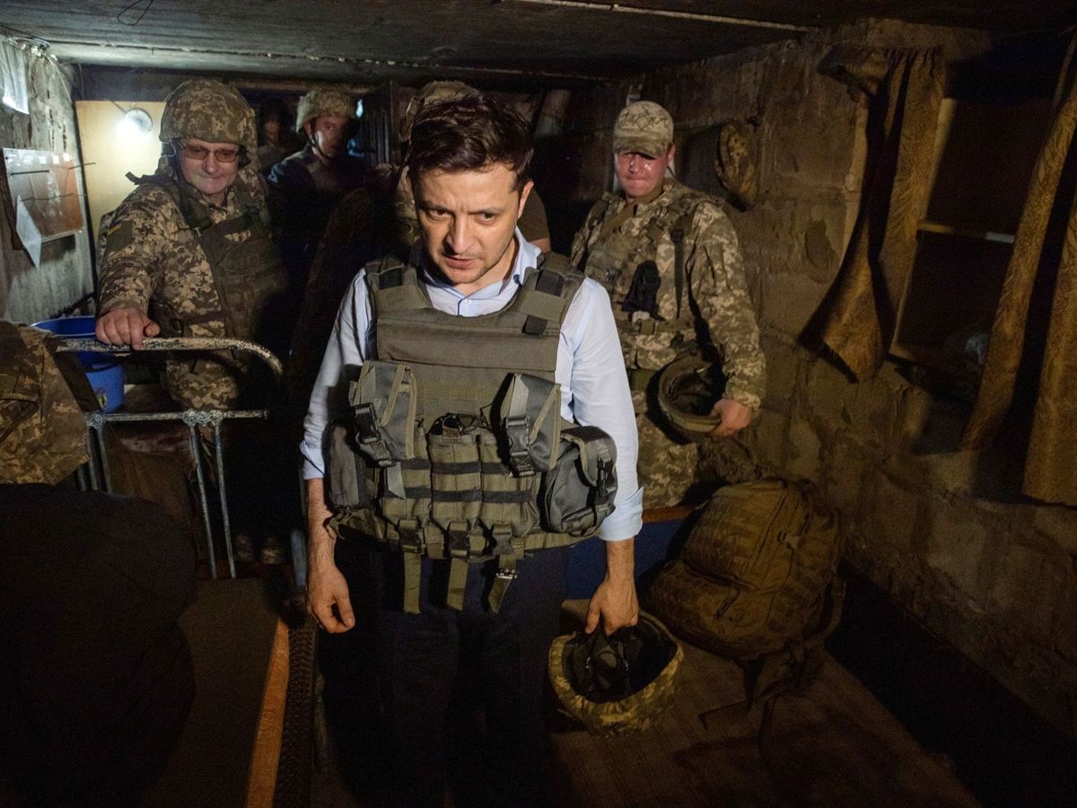 Foto: Zelenski visita a las tropas ucranianas en el frente. (EFE)