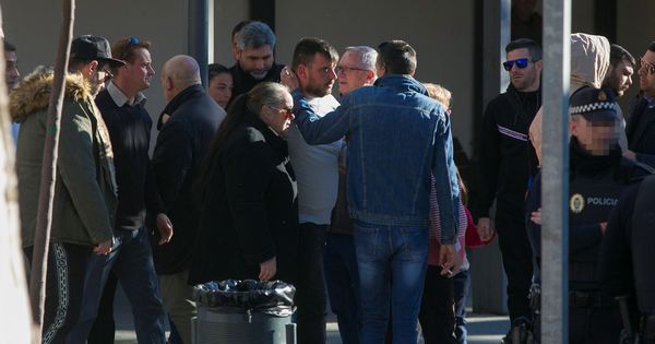 Foto: Los padres de Julen acuden al tanatorio de El Palo (Málaga) acompañados de vecinos. (EFE)