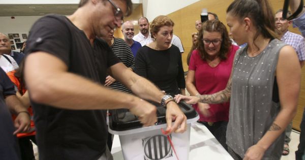 Foto: Una persona votando en el referéndum ilegal del 1 de octubre de 2017 en Cataluña. (EFE)