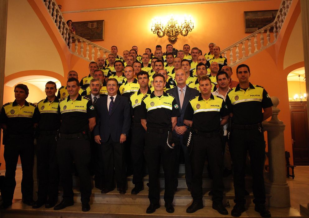 Foto: El alcalde de Sevilla, Juan Ignacio Zoido, con oficiales de la Policía Local en 2011 (sevilla.org)