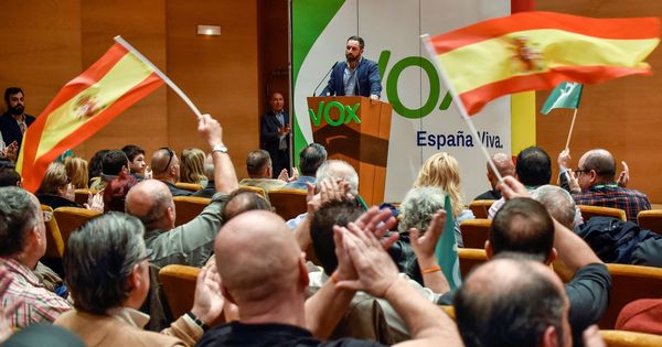 Foto: El presidente de Vox, Santiago Abascal, interviene durante un acto político celebrado en Bilbao. (EFE)