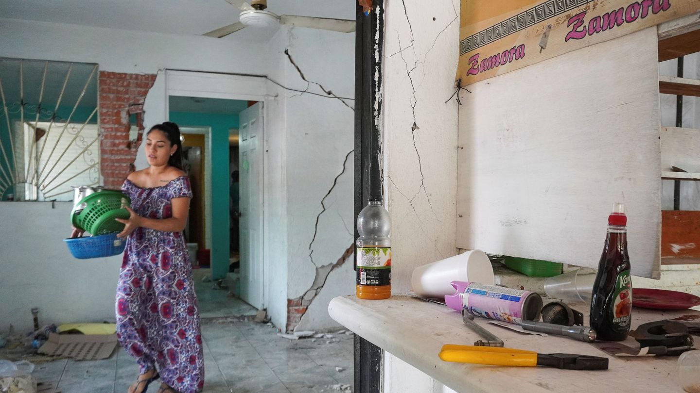 Una mujer en su casa dañada por el terremoto en Huatulco (Oaxaca) (Reuters)