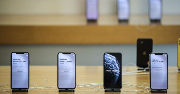 Foto: Diversos iPhone 11 Pro expuestos en una Apple Store alemana. (EFE)