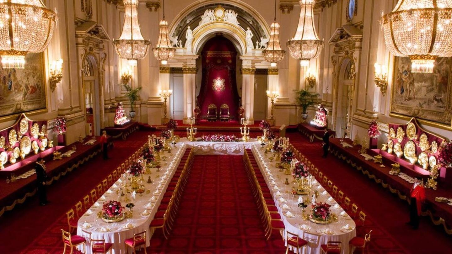 La mesa en forma de herradura del salón de baile, Ballroom, del Palacio de Buckingham. (Cortesía/Royal Collection Trust)