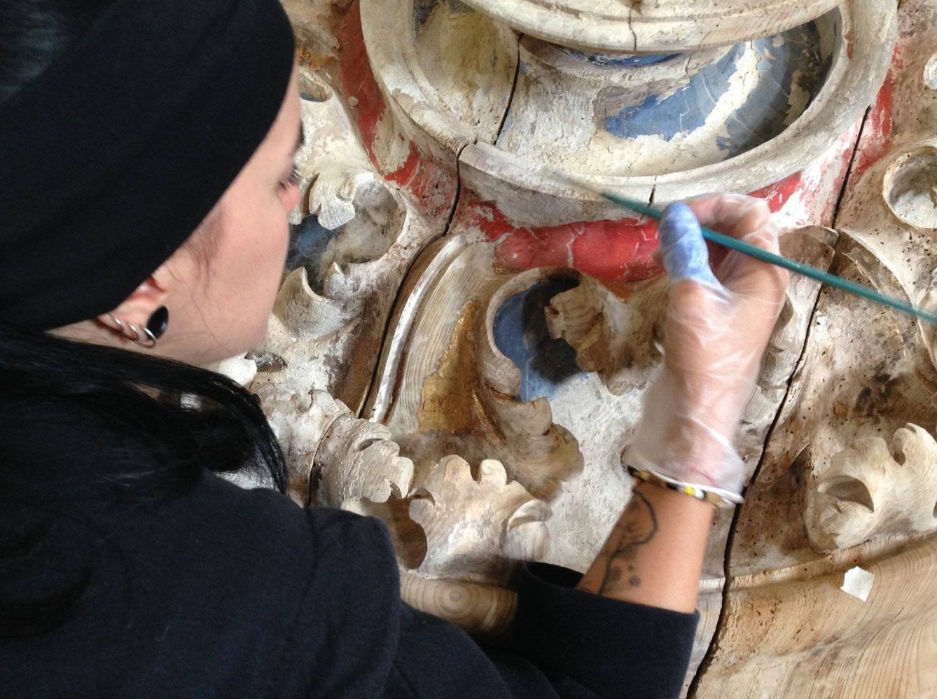 Una voluntaria, en los trabajos de recuperación del monasterio. (Salvemos Rioseco)
