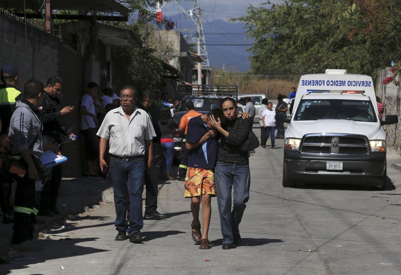Mexicanos pasan por la escena del asesinato de Gisela Mota en Temixco. (Reuters)