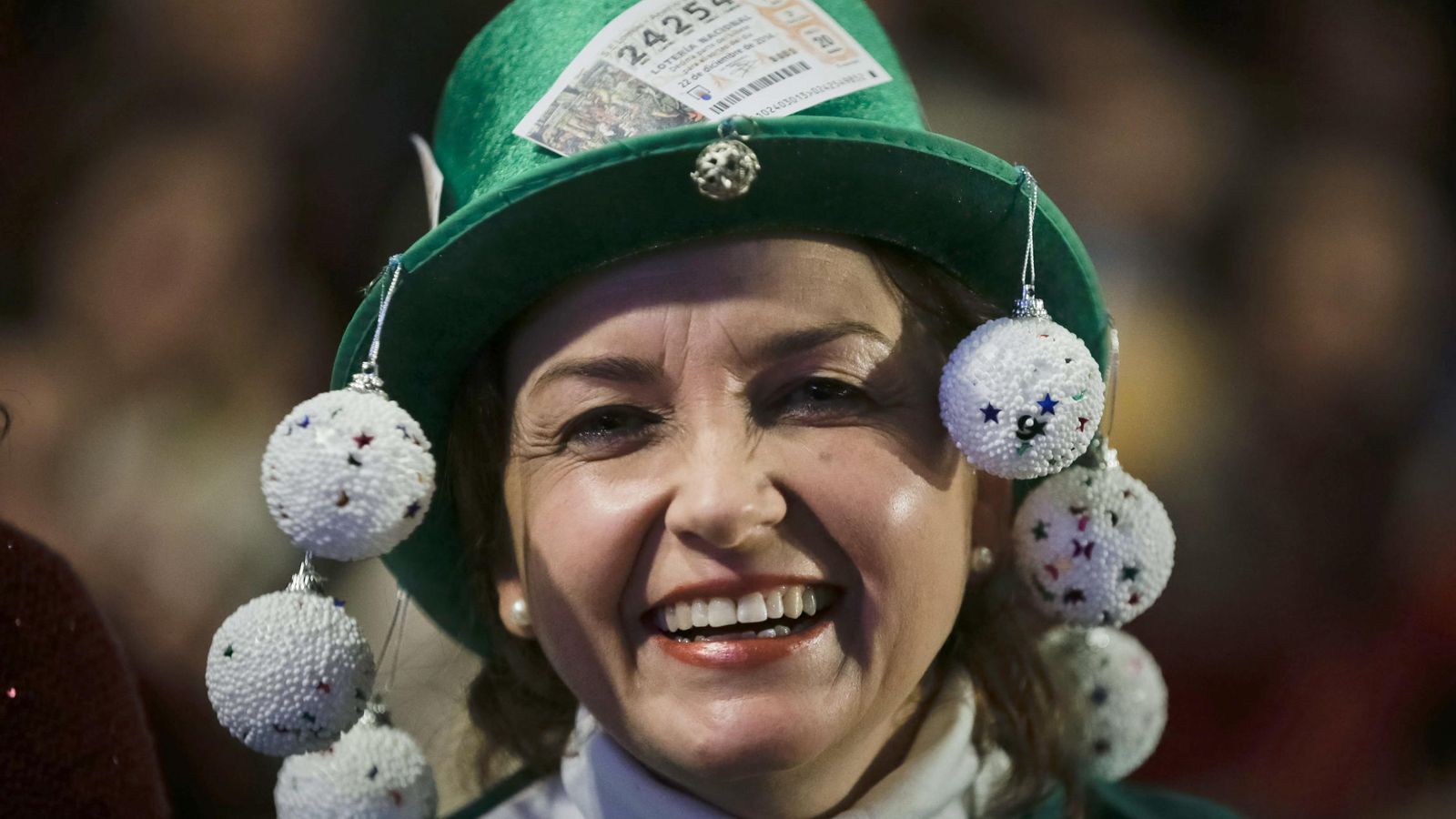Foto: Una mujer, disfrazada para asistir al sorteo extraordinario de Navidad de 2014 (EFE)