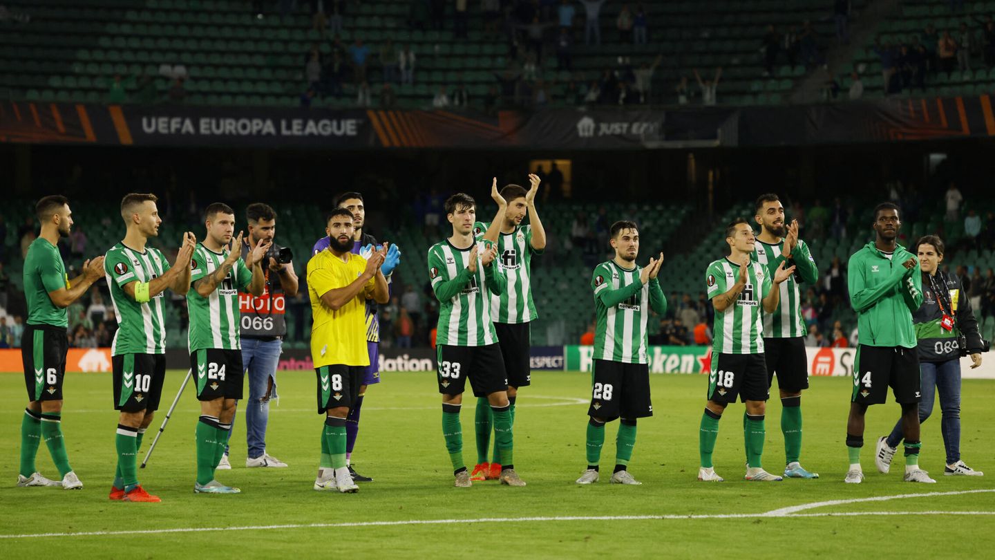 Los jugadores del Betis agradecieron el apoyo de la afición antes del derbi. (Reuters/Albert Gea)