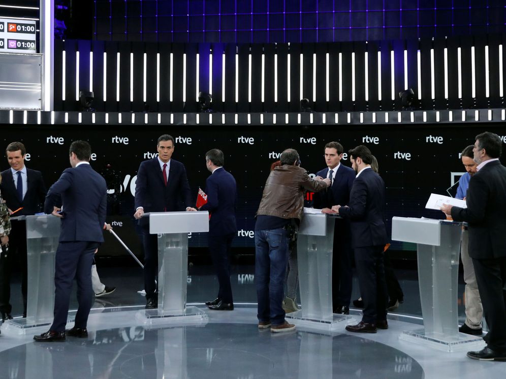 Foto: Pablo Casado, Pedro Sánchez, Albert Rivera y Pablo Iglesias, con sus asesores, en el debate de RTVE del pasado 22 de abril. (Reuters)