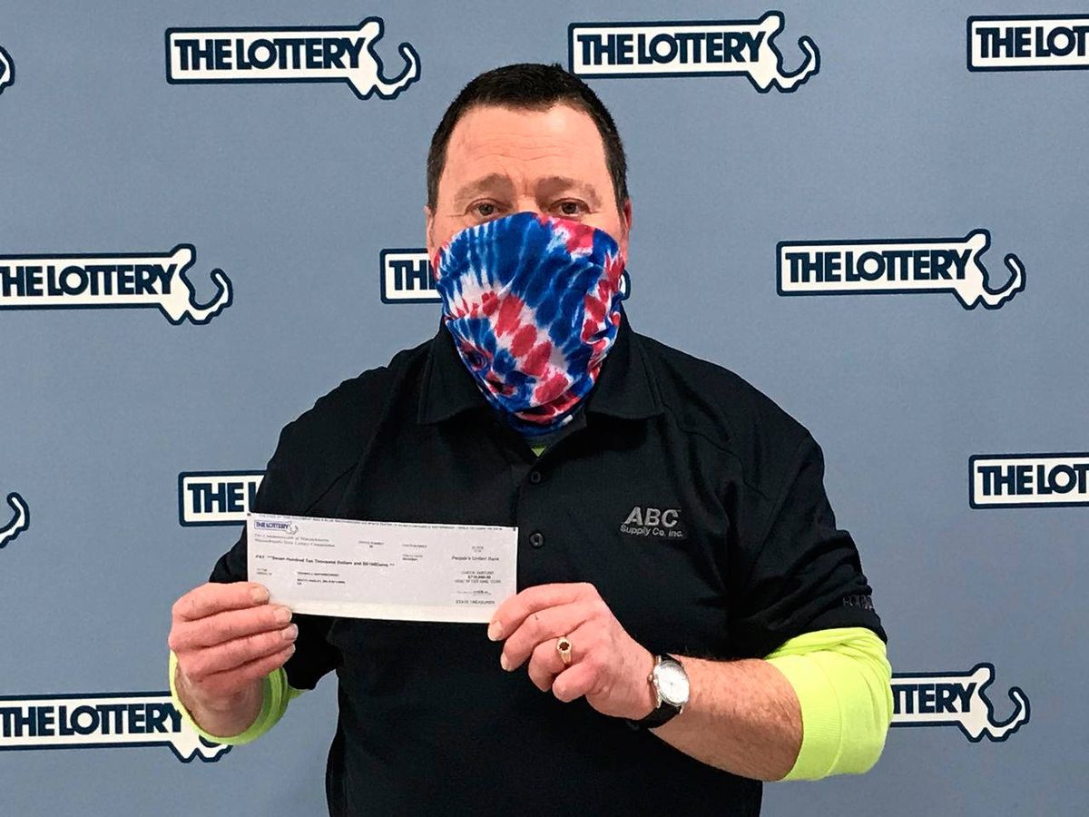 Foto: Thomas Napiorkowski, feliz tras recibir su talón de 1 millón de dólares (Massachusetts State Lottery)