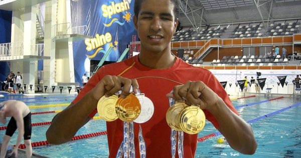 Foto: Enhamed Enhamed posa con las medallas que logró en los Campeonatos del Mundo de 2010. (EFE)