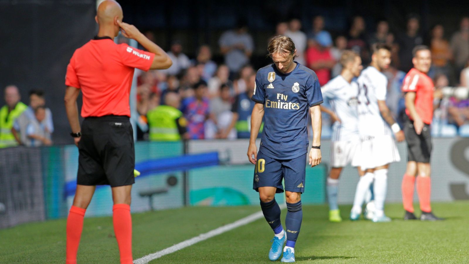 Foto: Momento en el que Modric abandonaba el campo. (REUTERS)