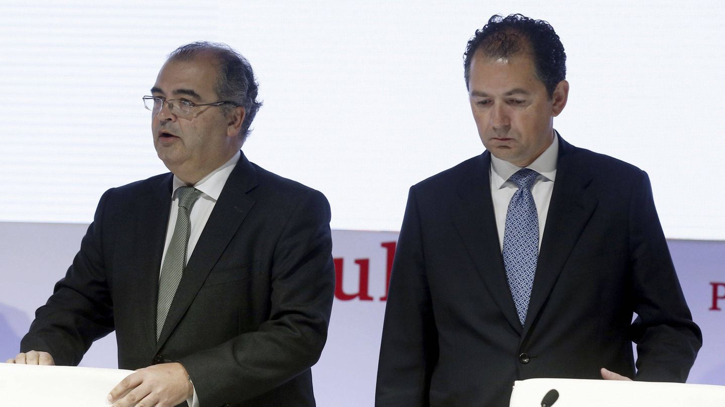 El expresidente de Banco Popular Ángel Ron (i) y el ex consejero delegado Francisco Gómez, en 2016. (EFE/Paco Campos)