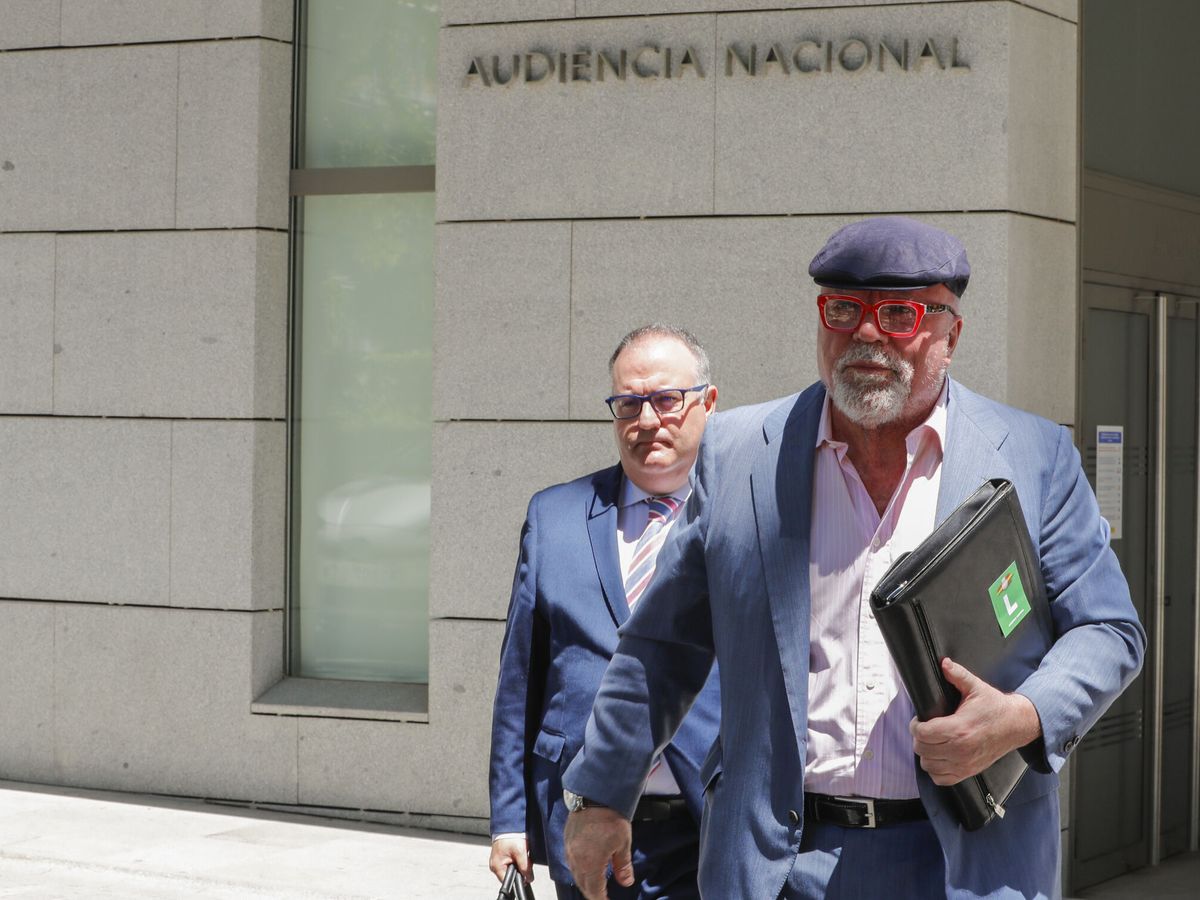 Foto: El comisario jubilado José Manuel Villarejo, a su salida de la Audiencia Nacional. (EFE/Luis Millán)
