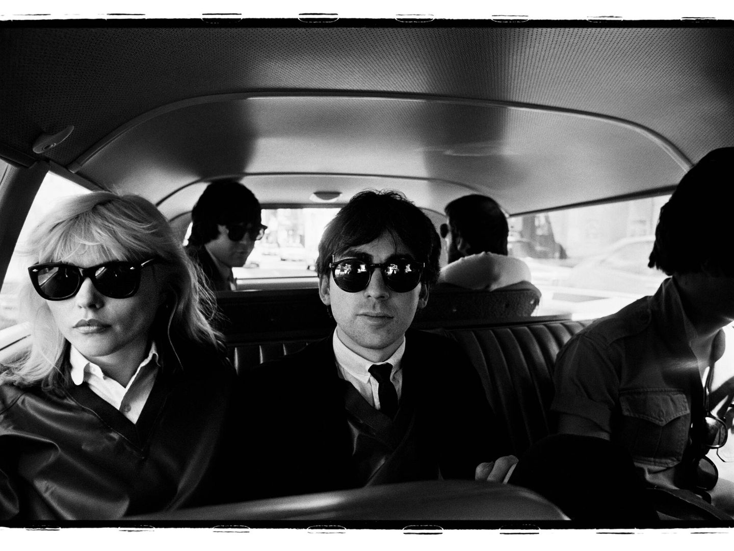 Los miembros de Blondie, en un taxi.