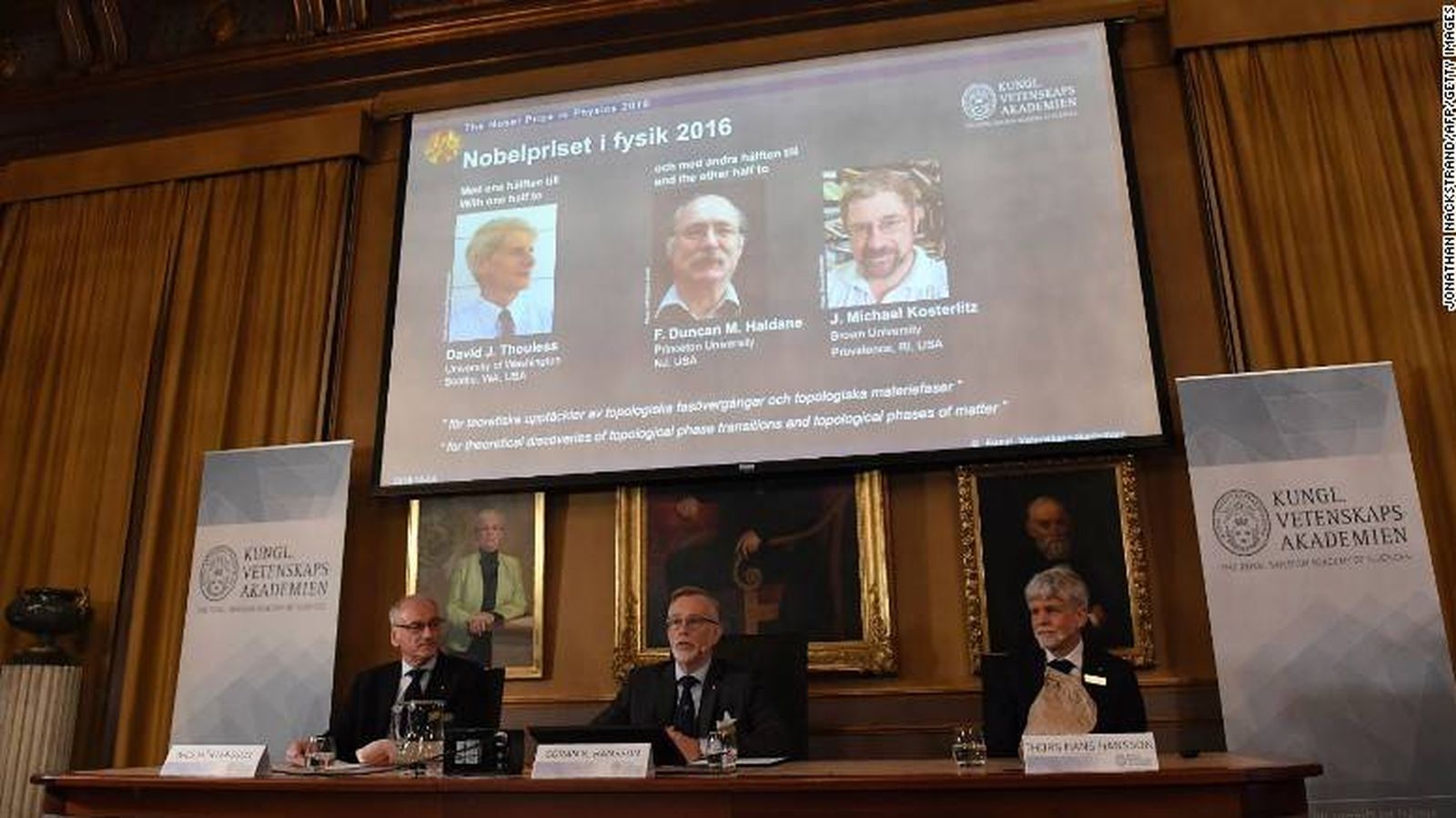 Foto: El comité de la Academia de Ciencias Sueca anuncia el Premio Nobel de Física 2016