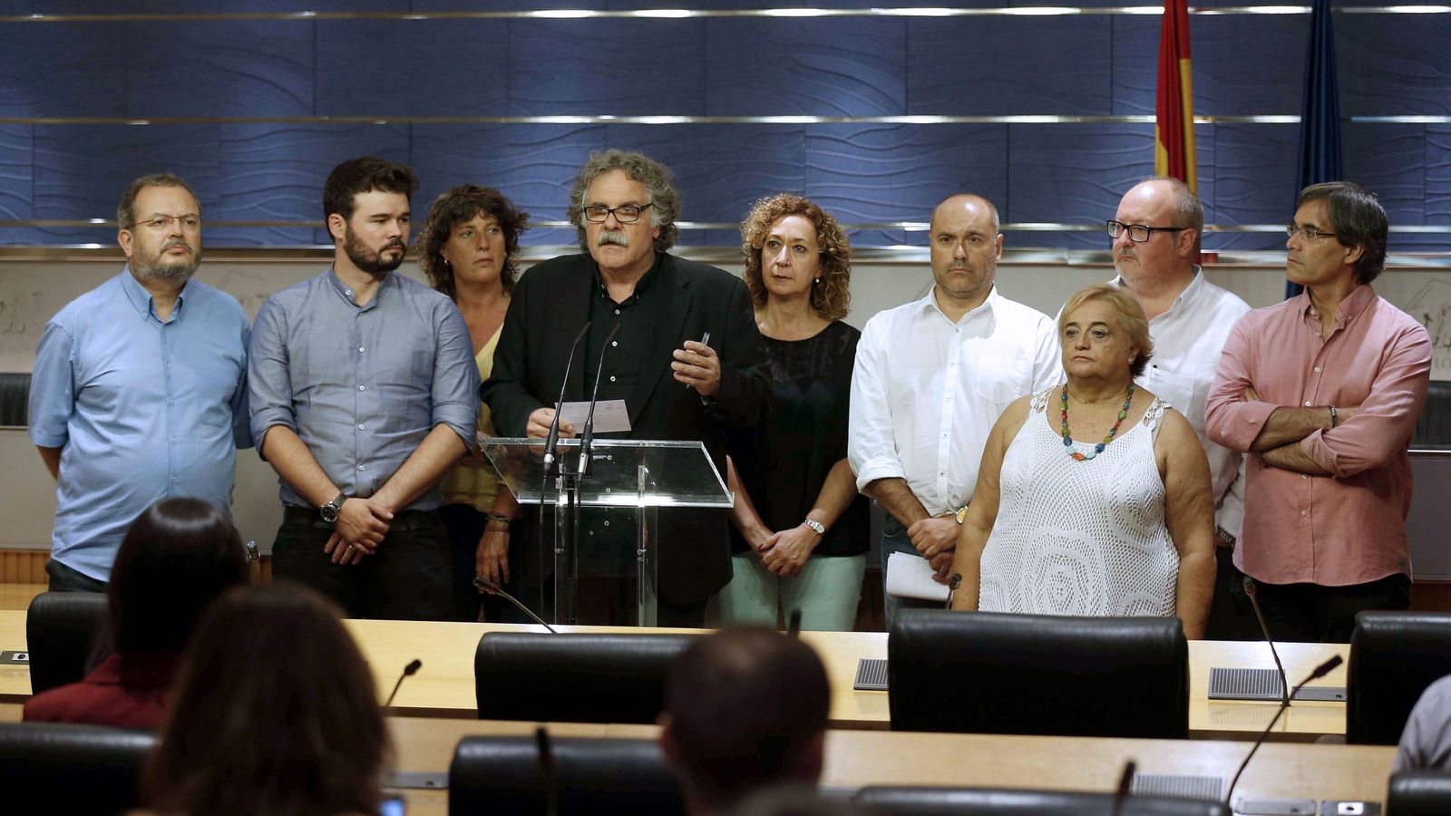 Foto: El portavoz del grupo de ERC, Joan Tardà (4i), junto a otros miembros del partido. (EFE)