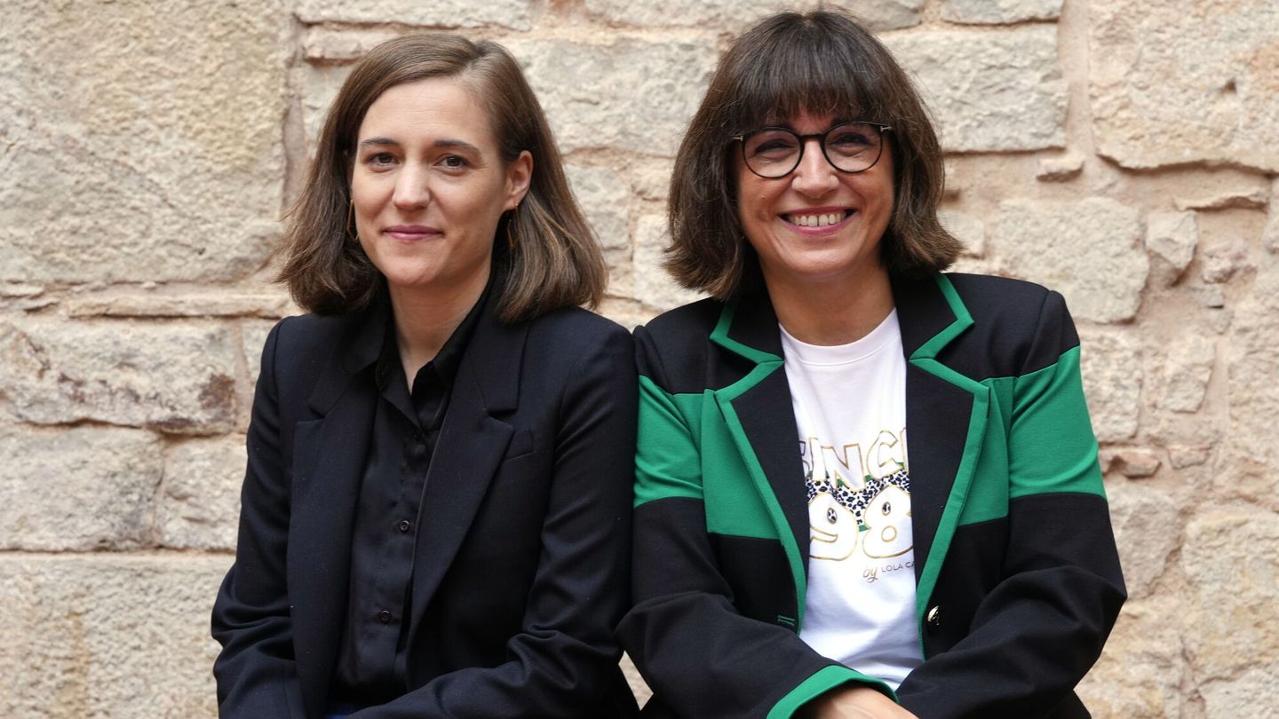 La presidenta de LÁCC, Judith Colell, acompañada de la directora Carla Simón. (EFE/Alejandro Garcia)