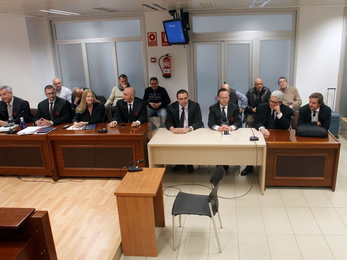 Foto: Los acusados en el caso Polop por el asesinato del alcalde Alejandro Ponsoda, detrás de sus abogados, durante la entrega del objeto del veredicto al jurado. (EFE)